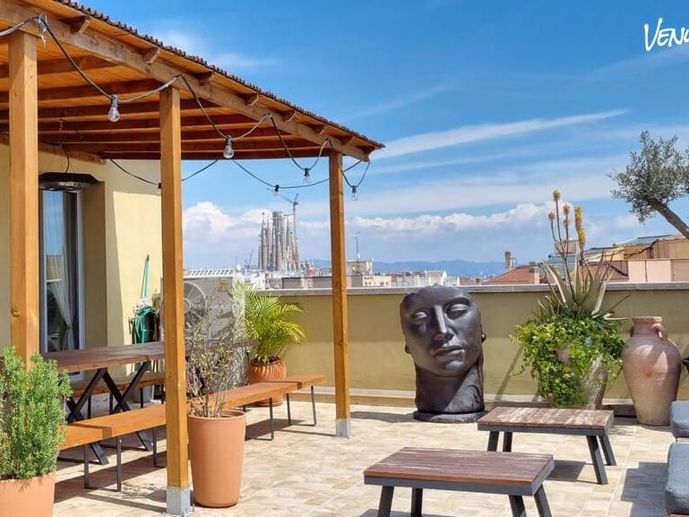 Ático Mediterráneo: Terraza con brisa mediterránea, ideal para eventos relajados pero con estilo, cócteles premium y la sensación de estar de vacaciones sin salir de Barcelona. 