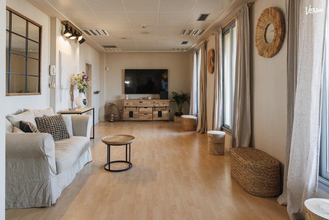 Ático Mediterráneo: Terraza con encanto en Barcelona, donde el sol, la brisa y los cócteles crean el escenario perfecto para eventos relajados pero sofisticados. 