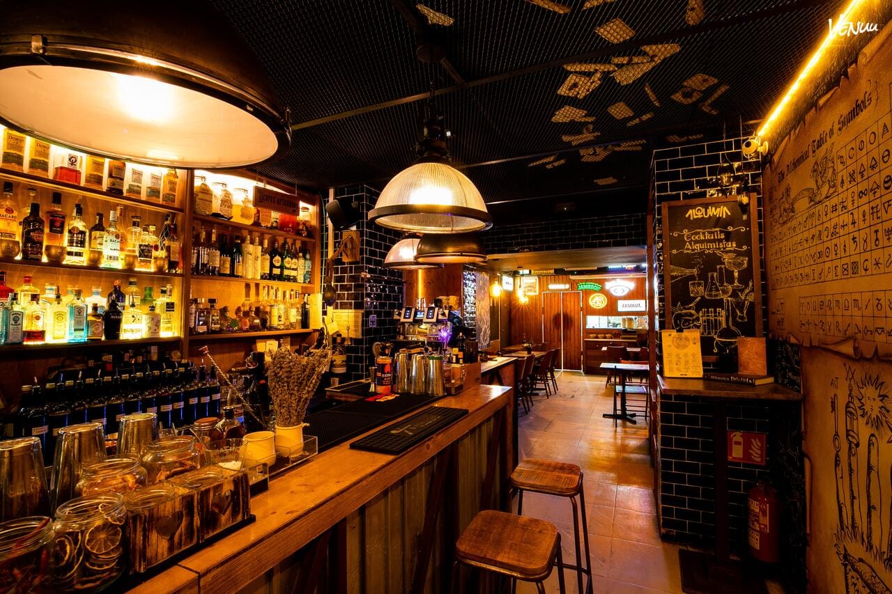 Alquimia: "Espacio de eventos 'Alquimia' en Barcelona, con diseño moderno y ambiente exclusivo, ideal para celebraciones sofisticadas.