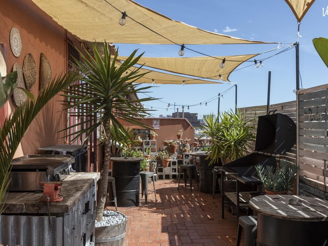 Ático EME: Rooftop elegante con vistas espectaculares de Barcelona, ideal para cumpleaños sofisticados con atardeceres de postal y copas bien frías.