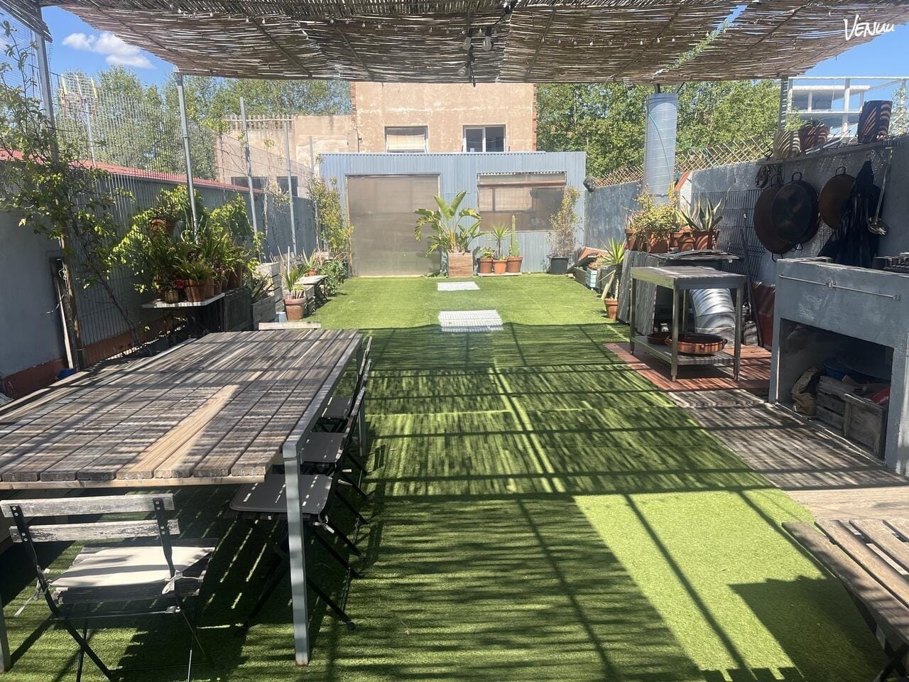 BBQ Rooftop: Terraza con parrilla en Barcelona, ideal para celebraciones donde la comida es la protagonista, la cerveza está fría y las risas son interminables. 