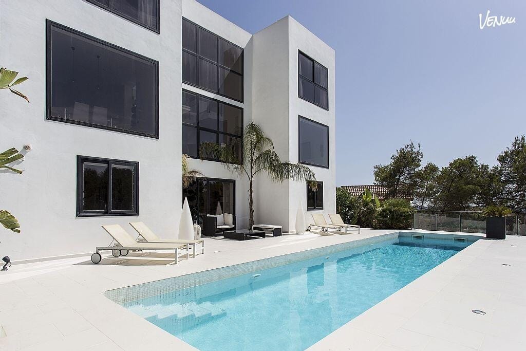 Botxi: Impresionante casa rural en Barcelona con piscina privada y jardines amplios, perfecta para fiestas privadas y eventos inolvidables. 