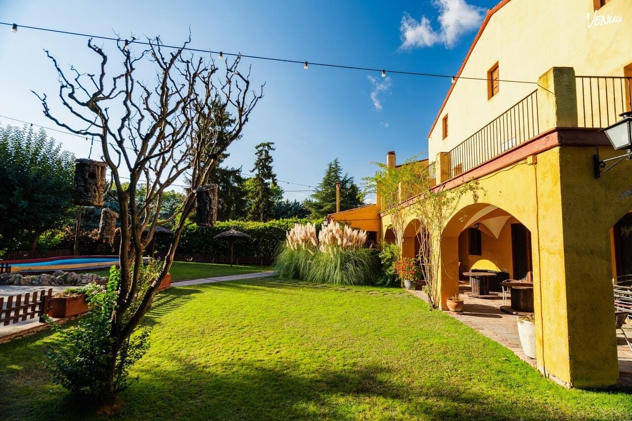Can Massaguer – Zona Exterior: Espacio al aire libre con jardín y zonas de relax, perfecto para fiestas privadas y eventos especiales en plena naturaleza.