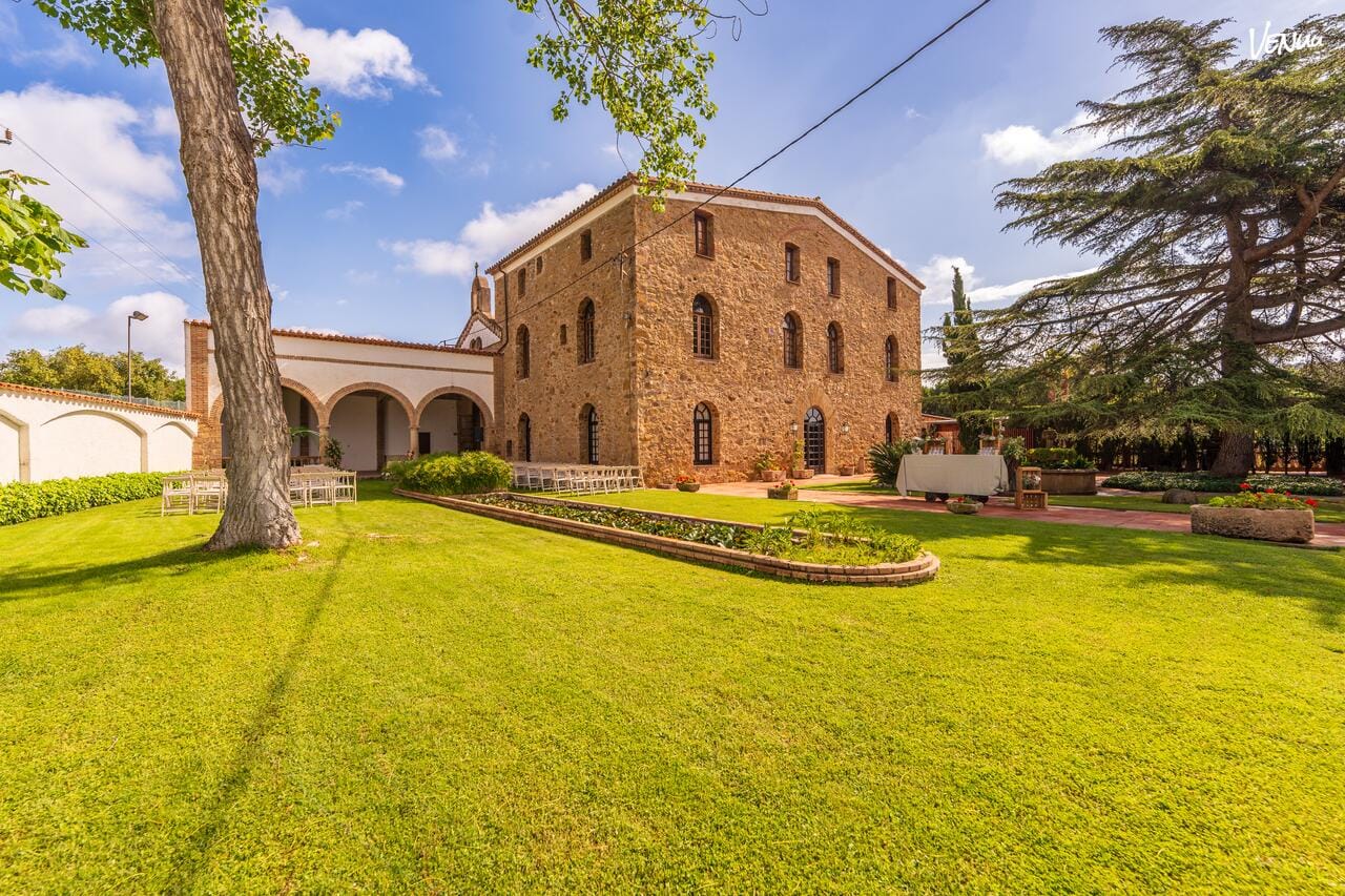 Can Tarranc – Jardín del Estanque: Espacio con jardín encantador y zonas para eventos privados, ideal para fiestas sofisticadas y reuniones especiales. 