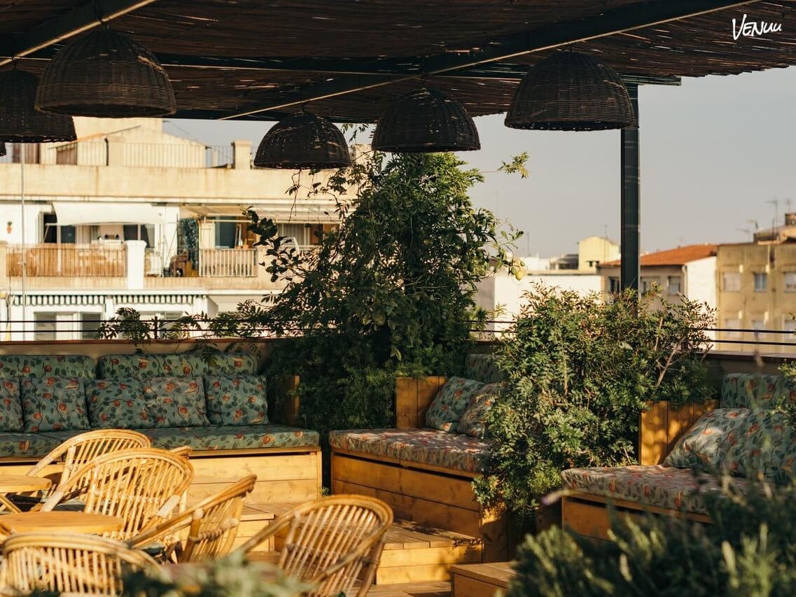 Casa Bonay – Chiringuito Rooftop: Rooftop con ambiente desenfadado, perfecto para fiestas relajadas con mojitos, amigos y un rollo chiringuito sin arena en los zapatos.