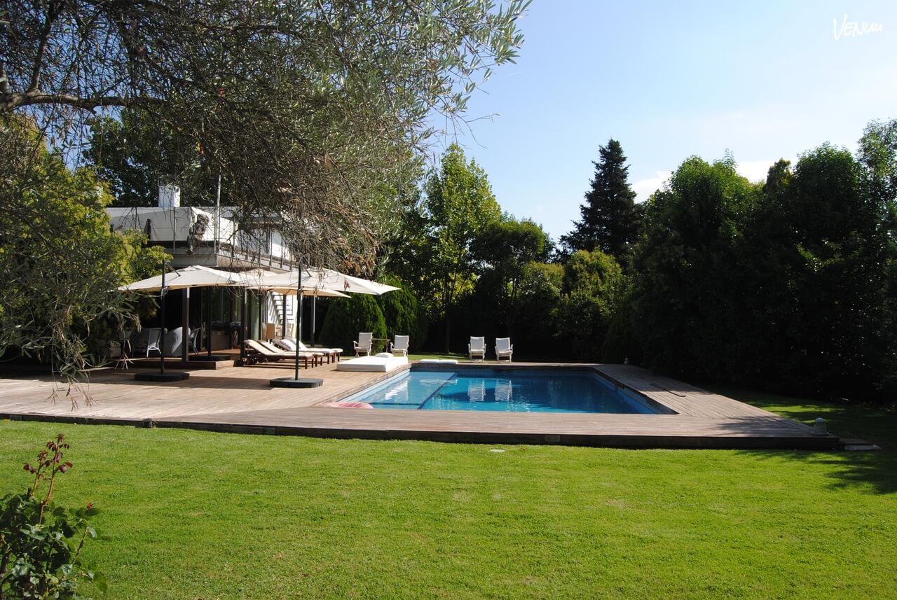 Chalet de lujo con amplios jardines y espacios elegantes, ideal para fiestas privadas y eventos exclusivos en Madrid. 