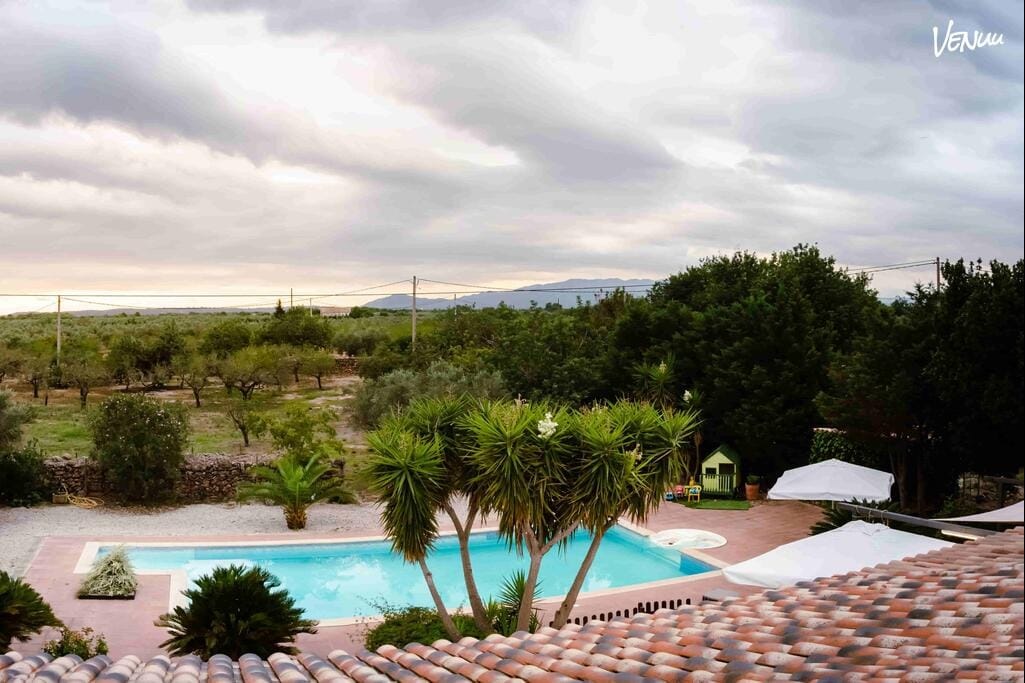 Casa Rincón – El Paraíso Escondido: Casa con jardín y piscina privada, un oasis escondido en Barcelona perfecto para eventos exclusivos y fiestas privadas. 