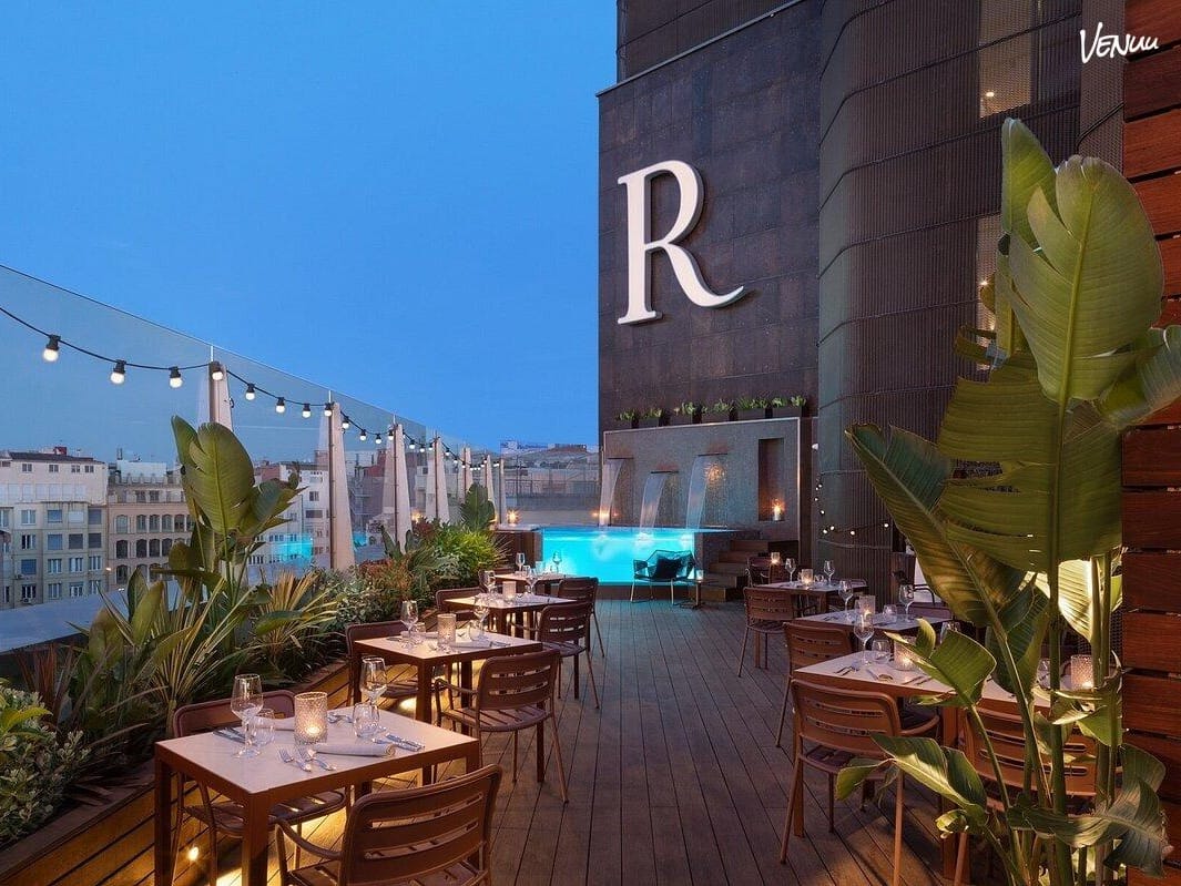 Exclusivo Rooftop en el Eixample Derecho: Terraza de lujo en Barcelona, ideal para fiestas privadas con vistas increíbles, cócteles premium y un ambiente de pura exclusividad.