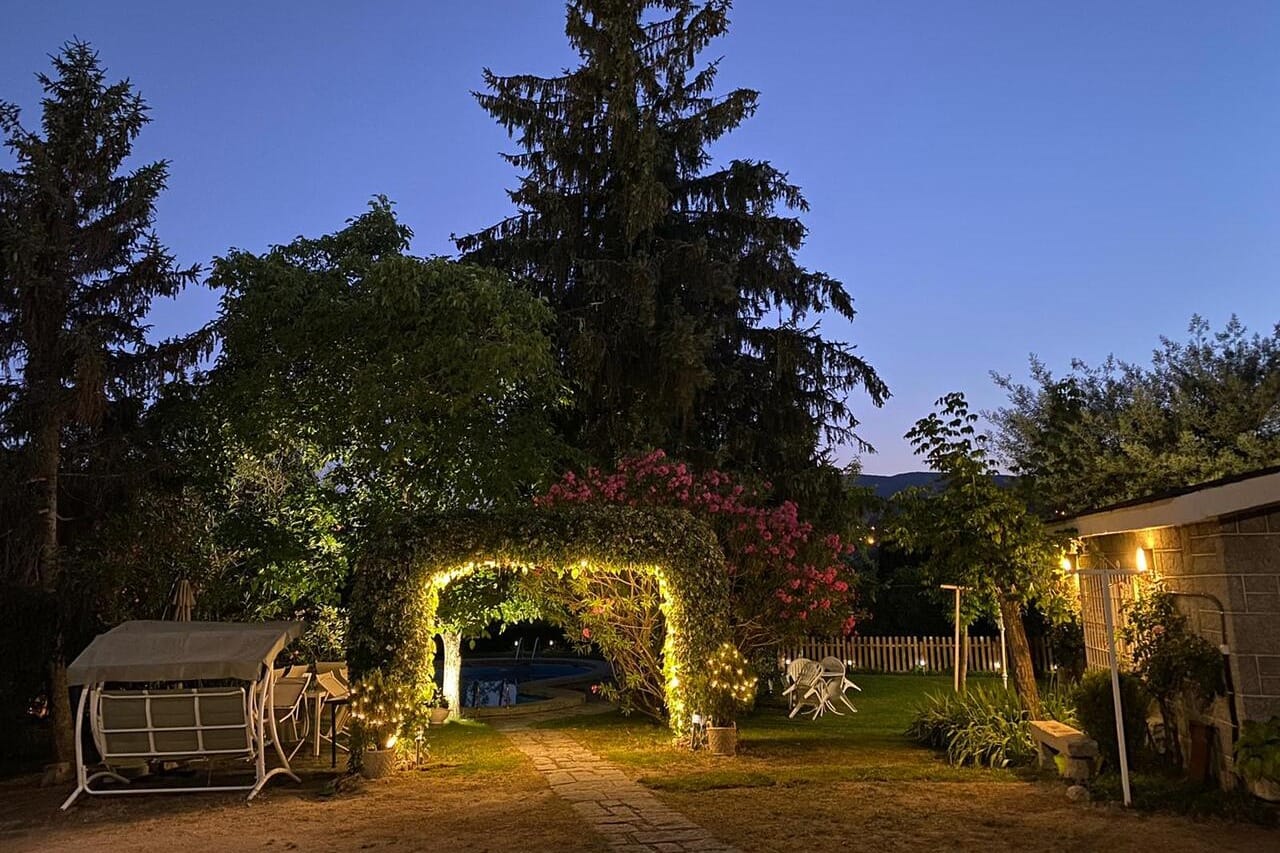 Finca El Reajo – Jardín en Guadarrama: Un jardín espectacular rodeado de naturaleza, ideal para eventos privados, celebraciones familiares y fiestas al aire libre.