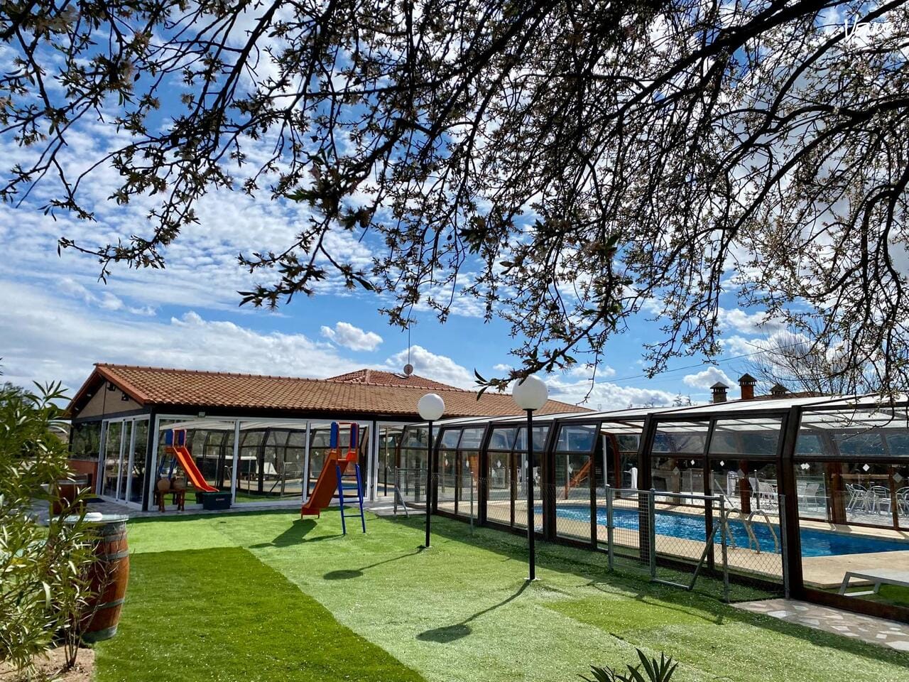 Fuente Cardeña – Casa 4: Chalet rústico con un toque de lujo, ideal para fiestas privadas, escapadas con amigos y eventos al aire libre en Madrid. 