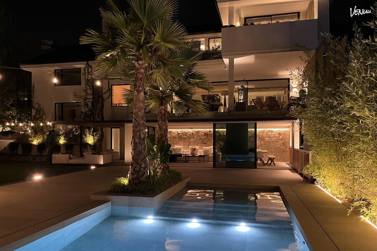 Jardín Caribeño Privado: Un rincón tropical en Madrid con palmeras, cócteles frescos y un ambiente caribeño ideal para fiestas privadas y celebraciones épicas.