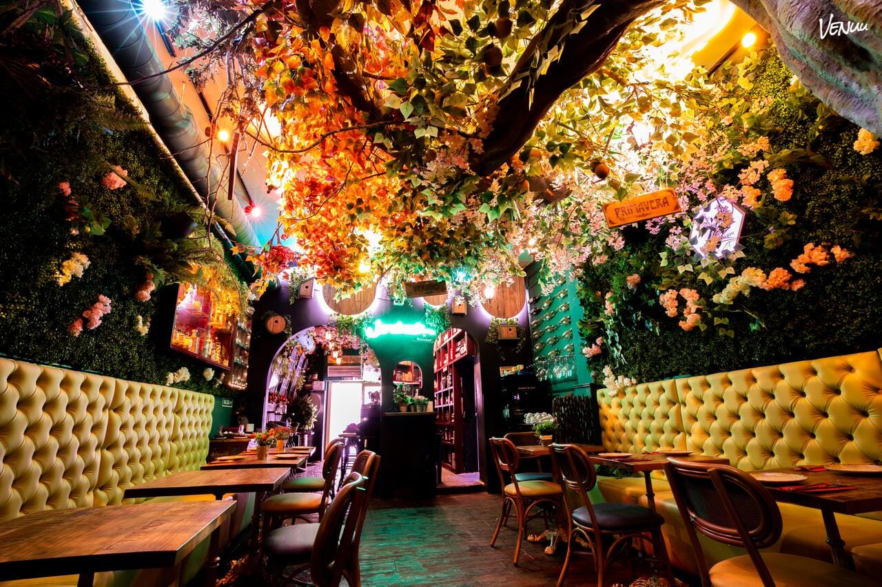 Restaurante Jardinet de Gràcia en Barcelona, con un ambiente acogedor rodeado de plantas y decoración rústica, ideal para celebrar cumpleaños en un entorno natural y relajado