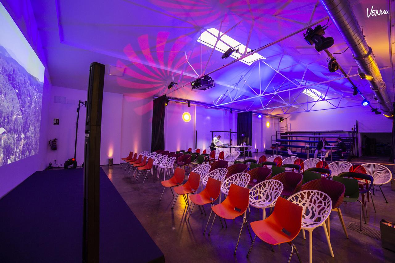 La Grada: Espacio teatral en Madrid con escenario, luces envolventes y ambiente perfecto para presentaciones, conferencias y eventos creativos. 