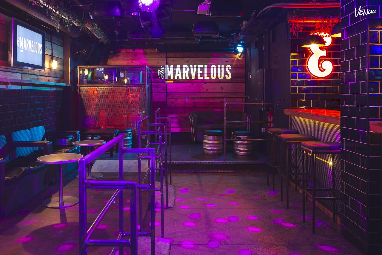 Marvelous Bar: Bar moderno en Madrid con ambiente vibrante, cócteles artesanales y un diseño único, ideal para afterworks y celebraciones animadas.