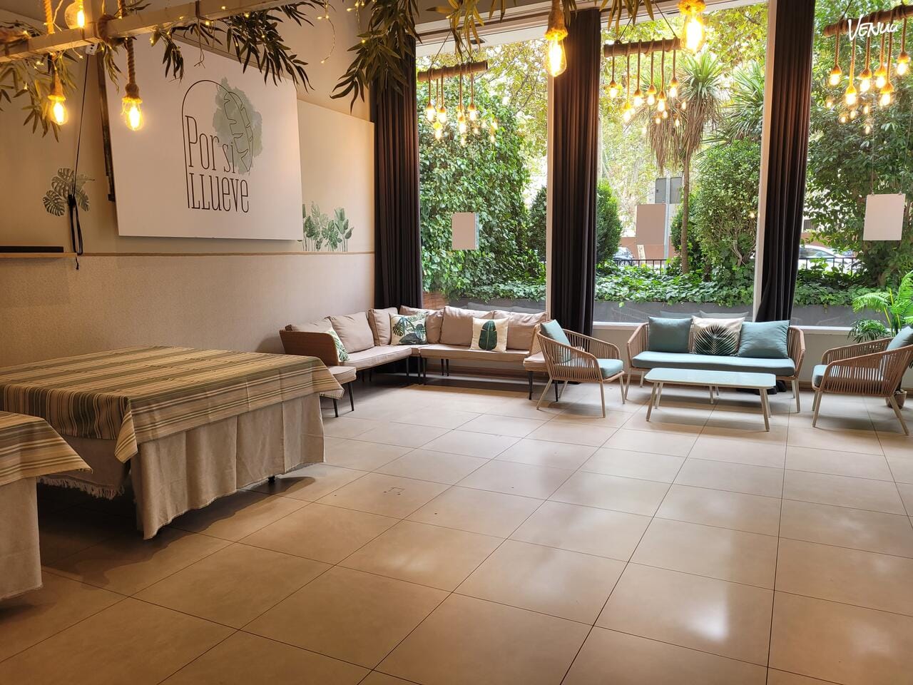 Por Si Llueve: Espacio versátil en Madrid con zonas interiores y exteriores, ideal para eventos sin preocuparse por el clima.