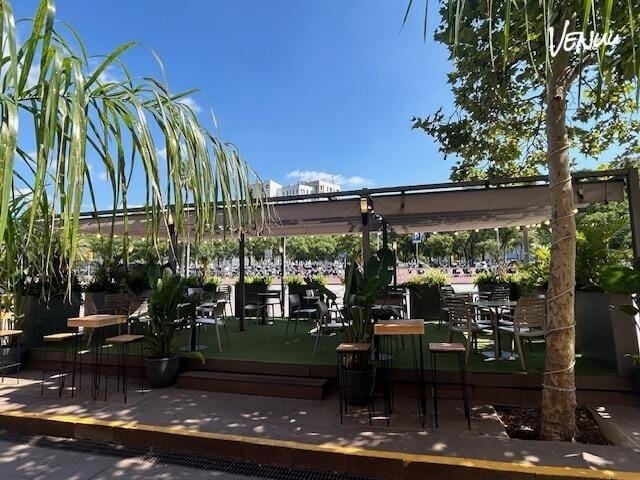 Port Bay – Terraza: Rooftop con vistas al Mediterráneo, ambiente sofisticado y el sitio ideal para un cumpleaños con flow y copas que nunca se acaban.