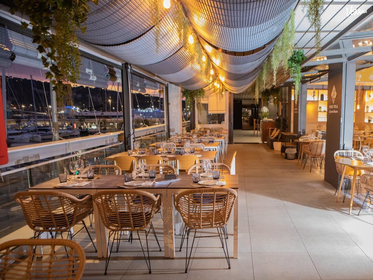 Port Vela – Terraza: Exclusivo rooftop con vistas al mar, cócteles de autor y el escenario perfecto para una fiesta con brisa marina y mucha clase. 