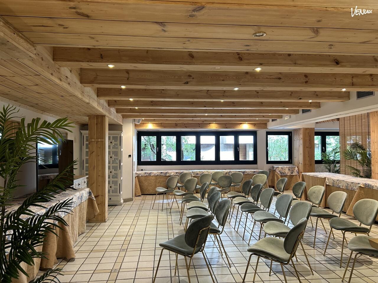 Restaurante Panamera: Restaurante tropical en Madrid con terraza, decoración exótica y ambiente relajado, ideal para eventos al aire libre con buena comida y cócteles.