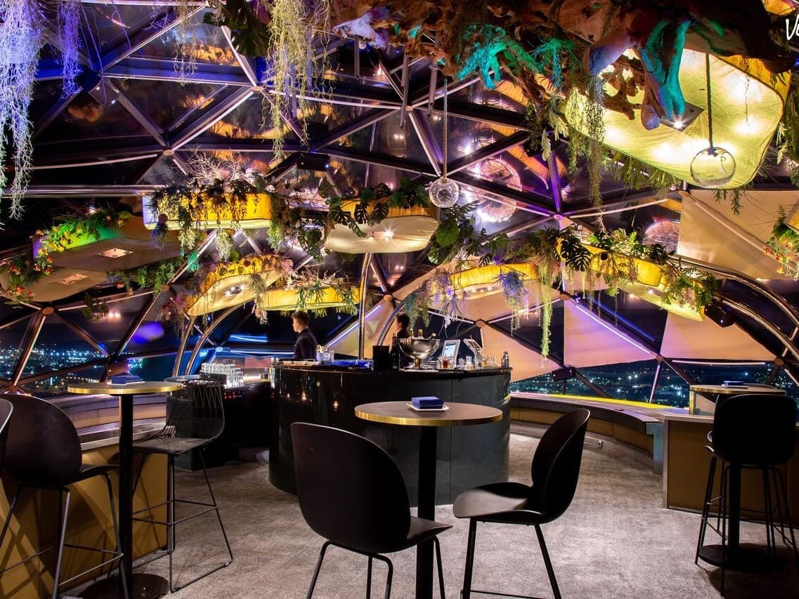 Skyfall: Rooftop exclusivo en Barcelona con vistas panorámicas, cócteles de lujo y un ambiente VIP perfecto para fiestas privadas y eventos inolvidables.