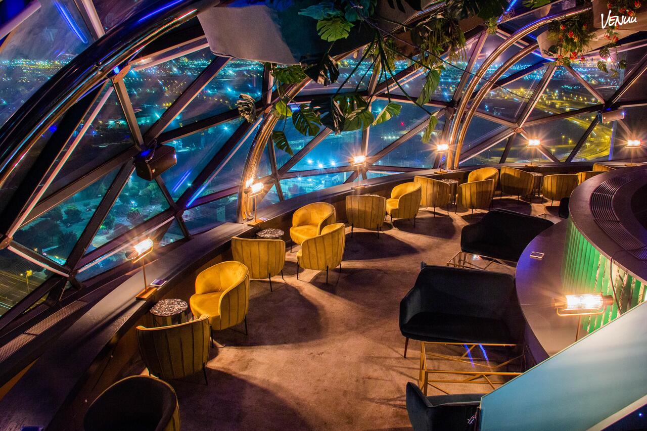 Skyfall: Rooftop en Barcelona con vistas panorámicas de la ciudad, cócteles exclusivos y ambiente elegante para celebraciones.