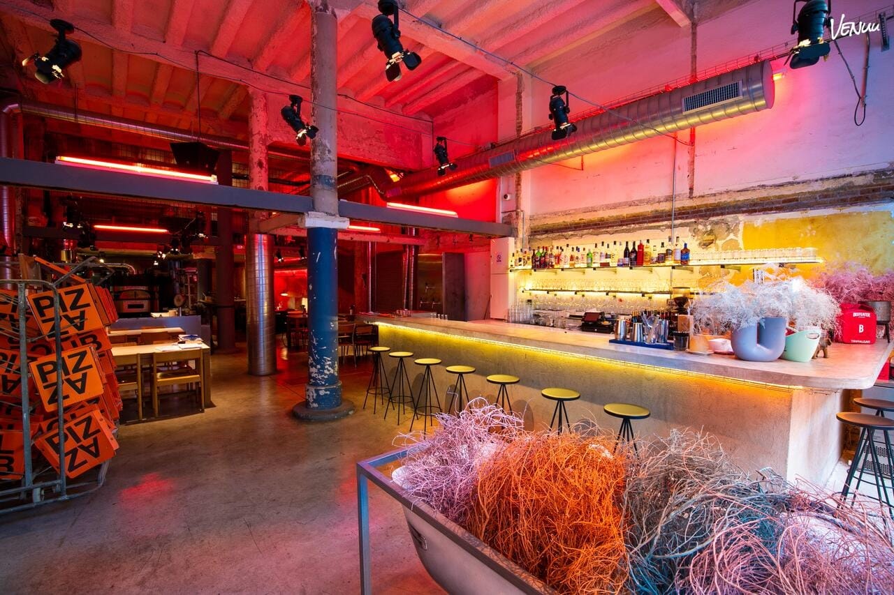 Restaurante Trafalgar en Barcelona, donde la buena gastronomía se une con la música en vivo para ofrecer una experiencia única y animada para fiestas de cumpleaños.