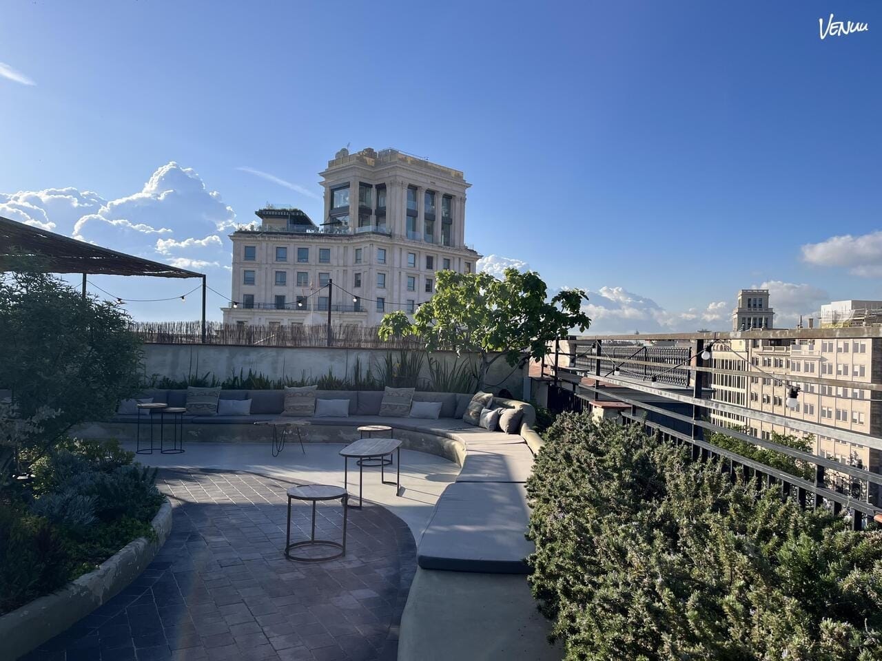 Terraza 20: Rooftop elegante con vistas de infarto, ambiente premium y el lugar perfecto para celebraciones con un toque de exclusividad.