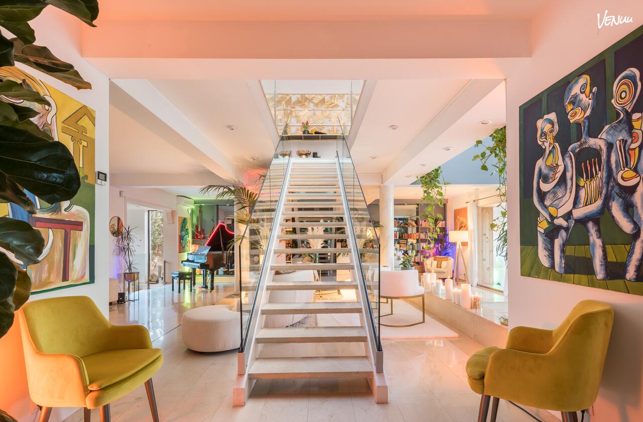 The Jungle Mansion: Mansión de ensueño con un ambiente salvaje y exclusivo, perfecta para fiestas privadas y eventos llenos de diversión y locura. 