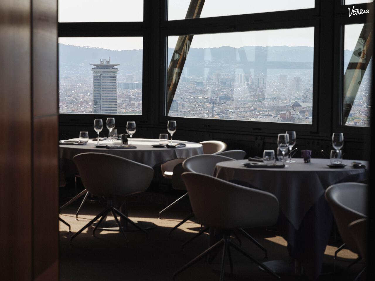 Torre de Alta Mar: Restaurante de lujo en Barcelona, ubicado en una torre con vistas impresionantes y gastronomía de alta cocina.