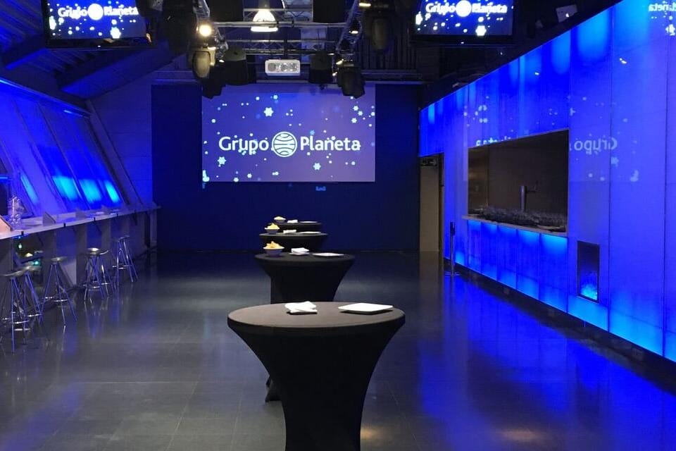 Truss Madrid – Sala LED – "Espacio con pantallas LED gigantes y luces espectaculares, ideal para eventos tecnológicos y lanzamientos de producto con impacto."