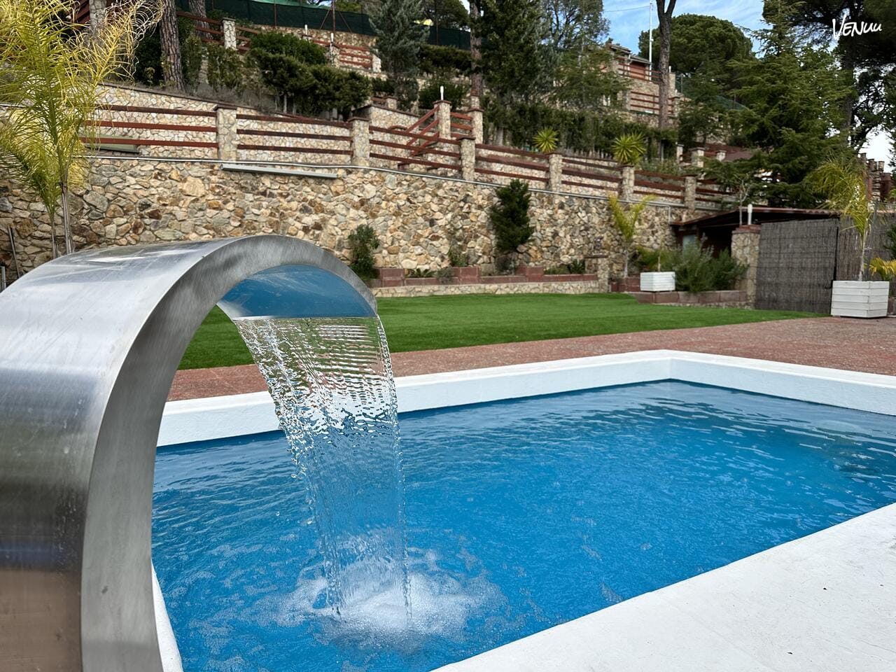 Villa Magdalena: Exclusiva villa con piscina y terrazas elegantes, ideal para fiestas privadas con estilo y celebraciones memorables en Barcelona. 