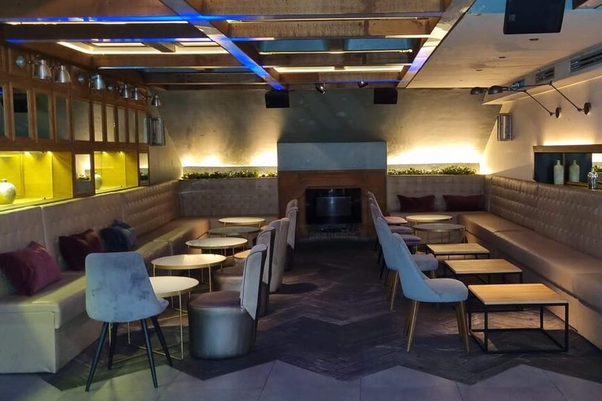 Sala moderna e intensa en Barcelona, ideal para grupos que no temen destacar.