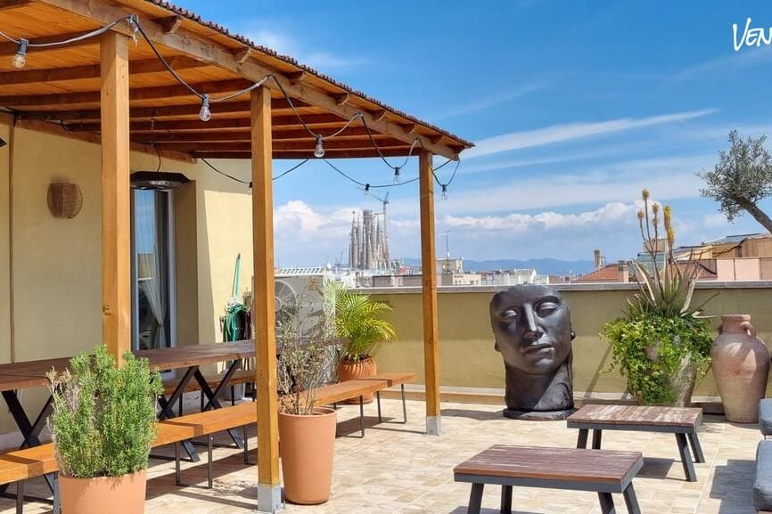  Ático Mediterráneo, terraza privada con vistas relajantes y estética barcelonesa pura.