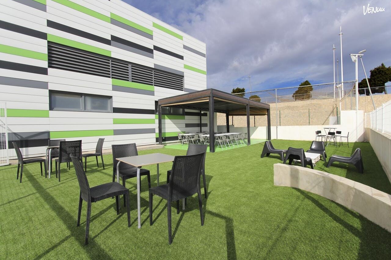 Terraza deportiva con pista de fútbol y espacio exterior para cumpleaños activos.