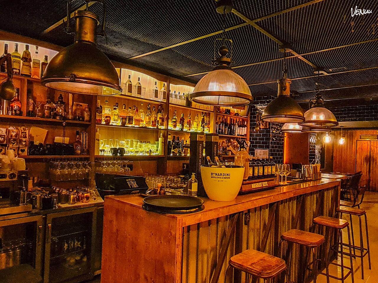 Alquimia, un bar de cócteles en Barcelona ideal para despedidas de soltera con mucho estilo.
