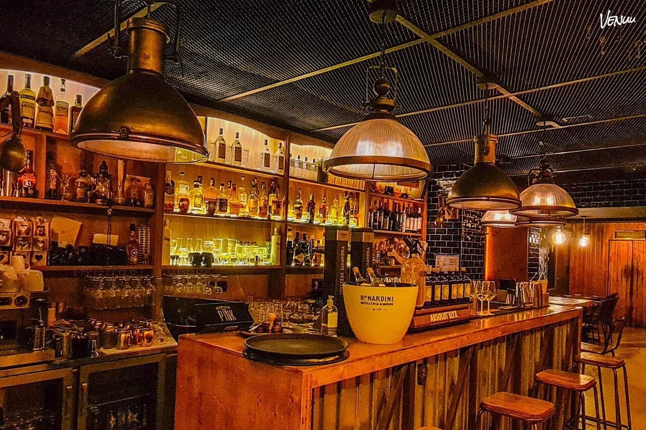 Restaurante con alma mágica y menú creativo ideal para grupos y celebraciones íntimas.