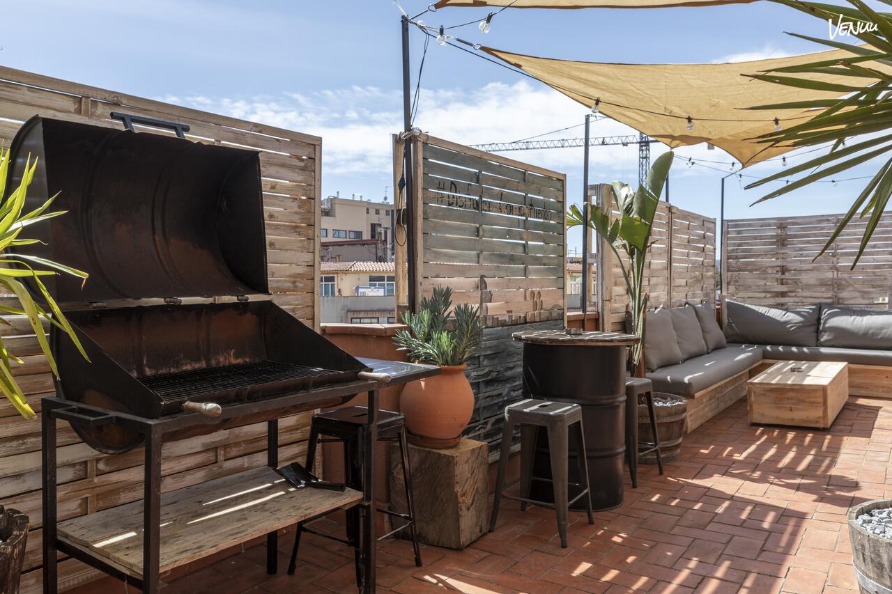  Ático EME, rooftop multifuncional con futbolín, chef y flow barcelonés para eventos originales.
