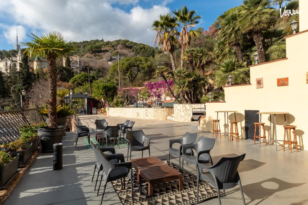 Atlantic Club: Local exclusivo con vistas al Mediterráneo, perfecto para fiestas privadas y eventos con estilo. Aquí hasta un brindis con agua parece un cóctel de lujo.