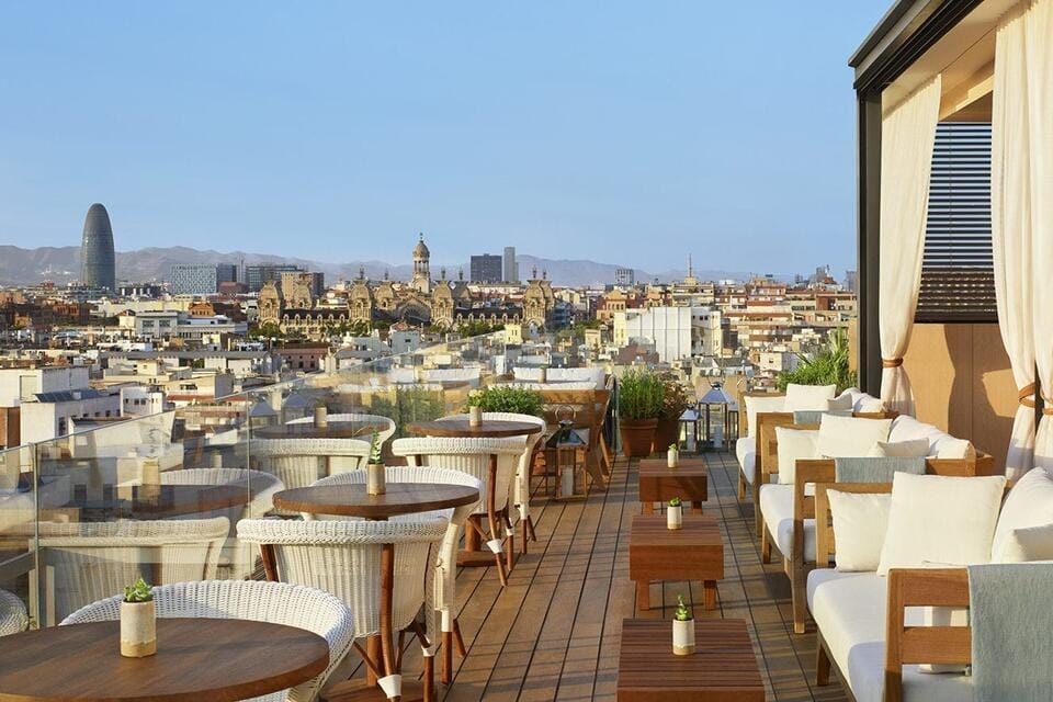 Azotea en Ciutat Vella, terraza íntima con encanto urbano para eventos relajados y auténticos.