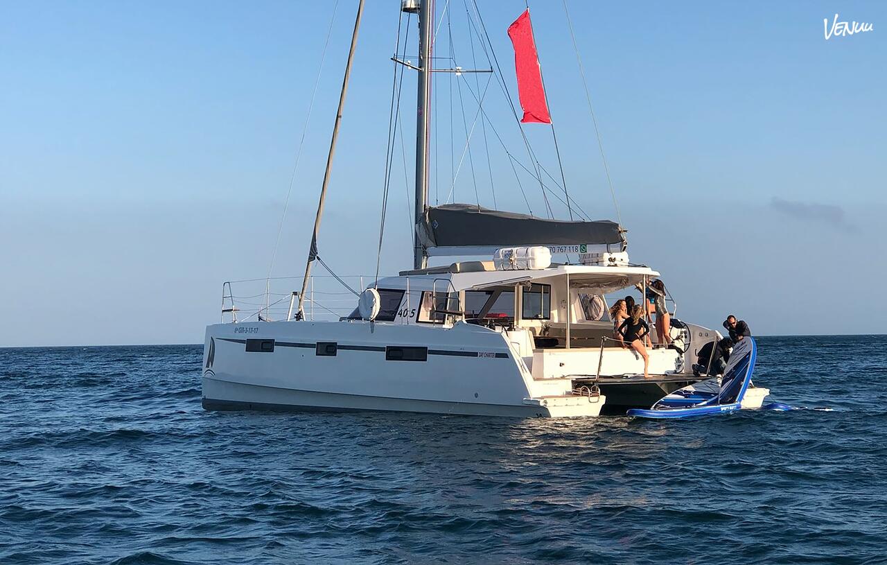 Big Fish, un barco en Barcelona ideal para cumpleaños con mucha diversión y ambiente vibrante.