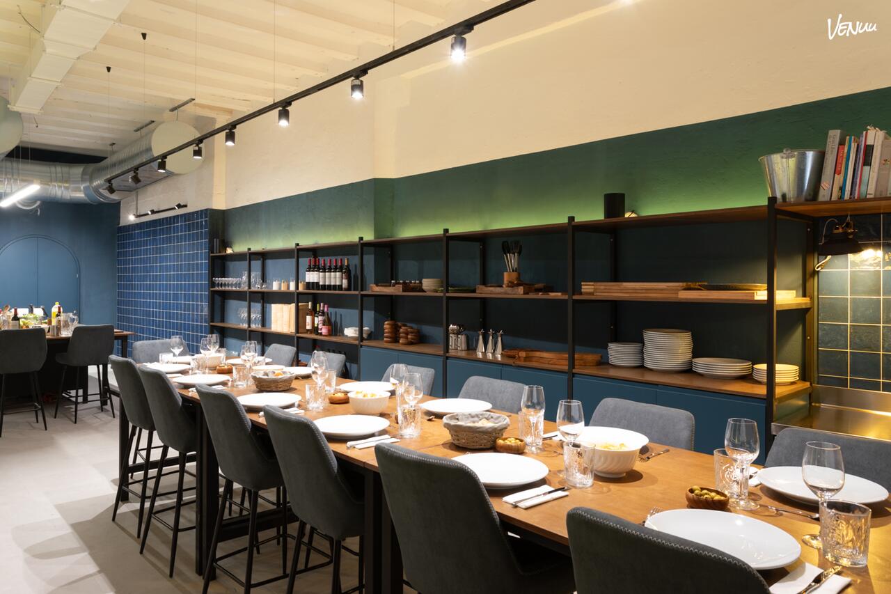 Espacio con estilo moderno y menú creativo para celebraciones grupales con estilo.