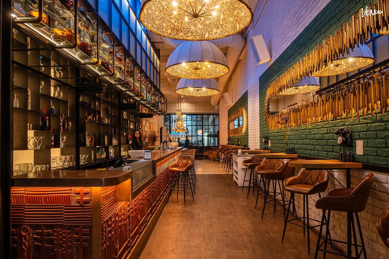 Restaurante bohemio y artístico para celebraciones pequeñas con alma creativa y menú de autor.