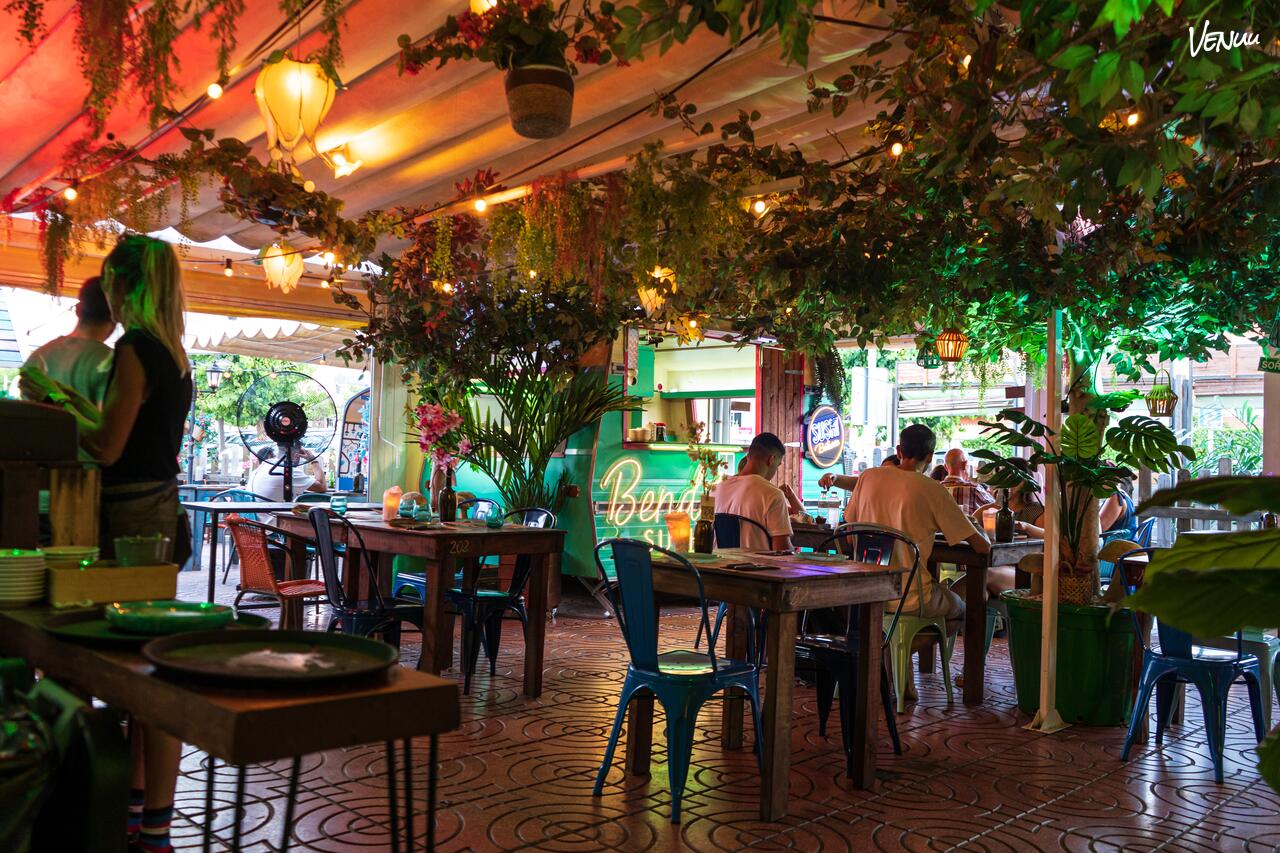 Botànic, restaurante con ambiente tropical ideal para celebraciones gastronómicas.