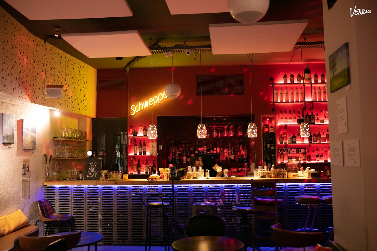 Café moderno con estética elegante ideal para eventos corporativos creativos.