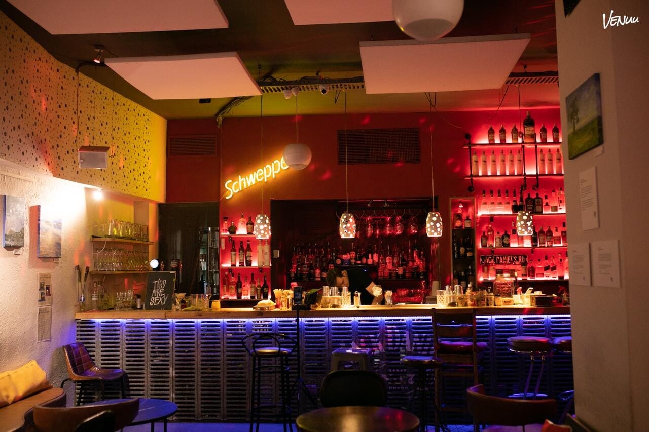  Café Berlín, bar moderno con estilo industrial ideal para celebraciones con clase.