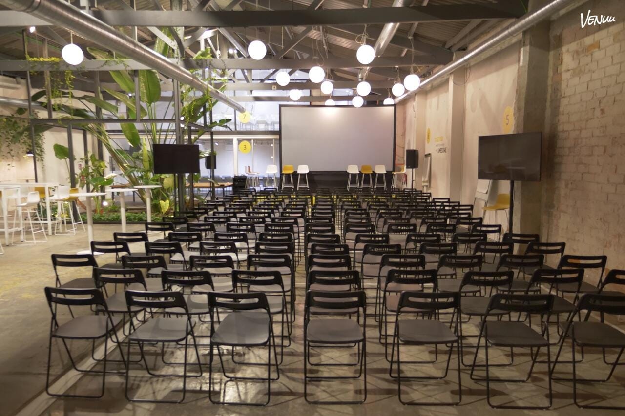 Cahoot Venue, un espacio en Barcelona donde las conferencias parecen sesiones de brainstorming con café de especialidad.