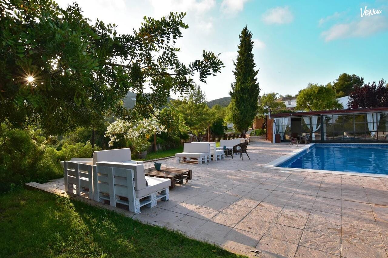 Finca entre viñas con jardín y encanto rústico para bodas auténticas y alegres.
