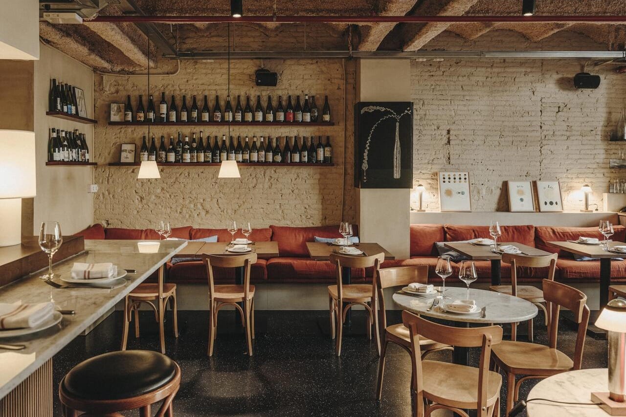  Bodega moderna con alma de hotel boutique ideal para cenas de grupo con personalidad.