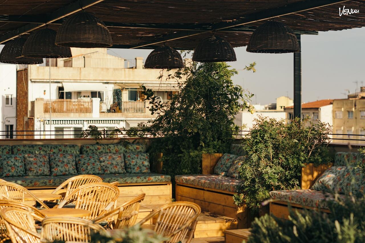 Rooftop bohemio y fresco ideal para tardeos vibrantes y fiestas privadas con encanto.