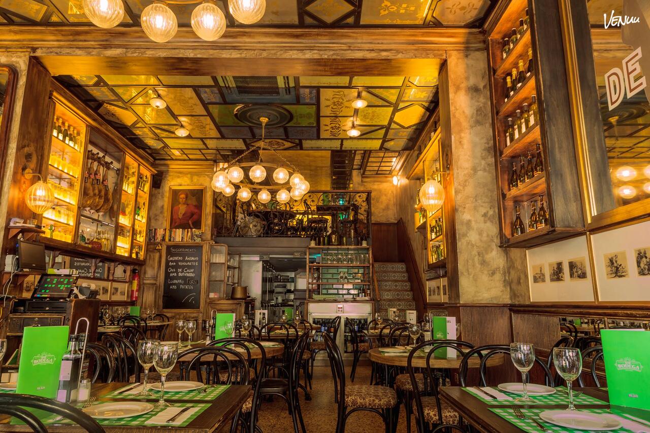  Casa Delfín, un restaurante en Barcelona con comida tradicional ideal para cenas de grupo.