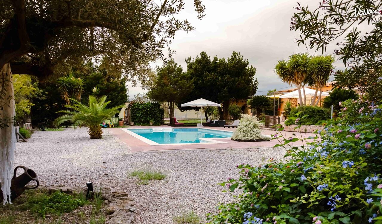 Casa con jardín, piscina y rincones mágicos para celebraciones íntimas al aire libre.
